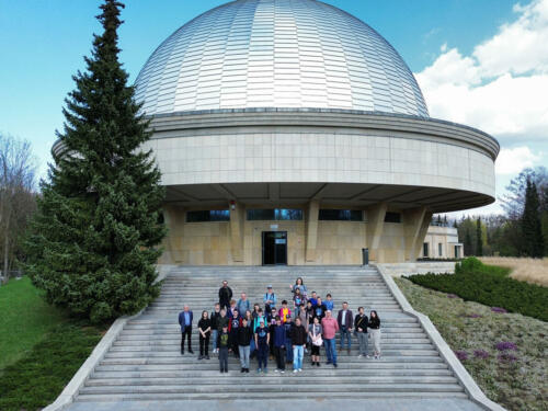 Finaliści I Olimpiady Astronomicznej Juniorów przed Planetarium Śląskim
